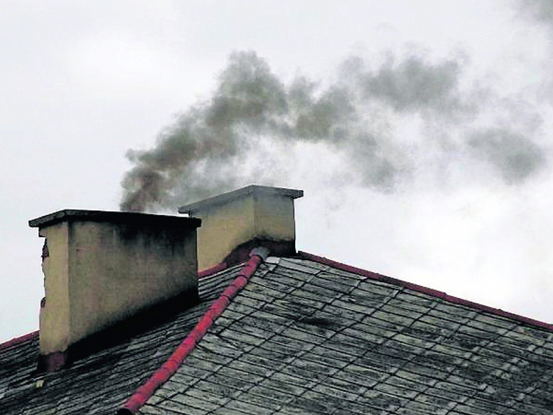 Dym z komina zanieczyszczający powietrze